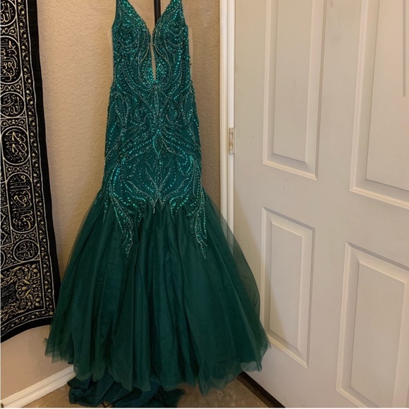 Gorgeous Emerald Green Dress 6/8 - Picture 3 of 13
